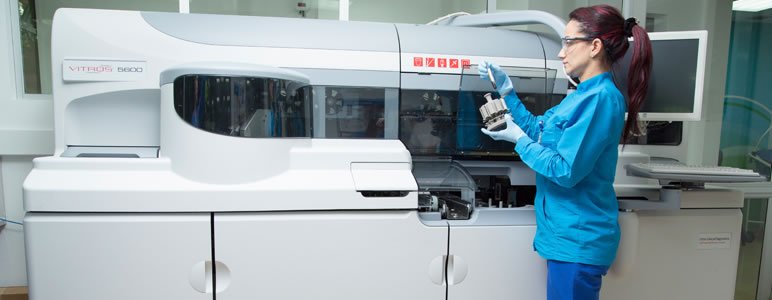 Vitros - Técnica de laboratorio operando un analizador automatizado